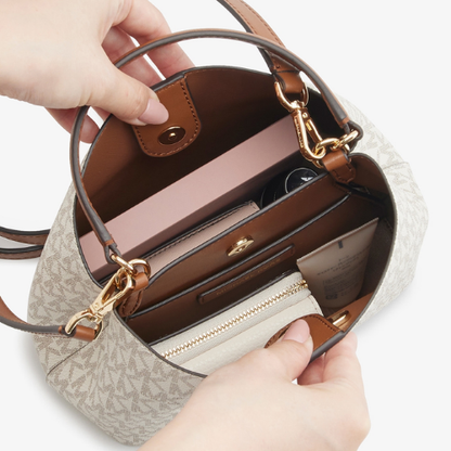 MICHAEL KORS OUTLET – Pratt Bucket Crossbody Small - MK Signature